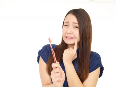 大人ほど注意！「歯ぐきが下がる」原因とその影響